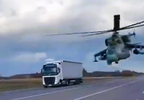 Wahnsinns-Video! Ukrainischer Kampfhubschrauber fliegt zwischen LKWs auf der Autobahn um Radar zu entgehen!