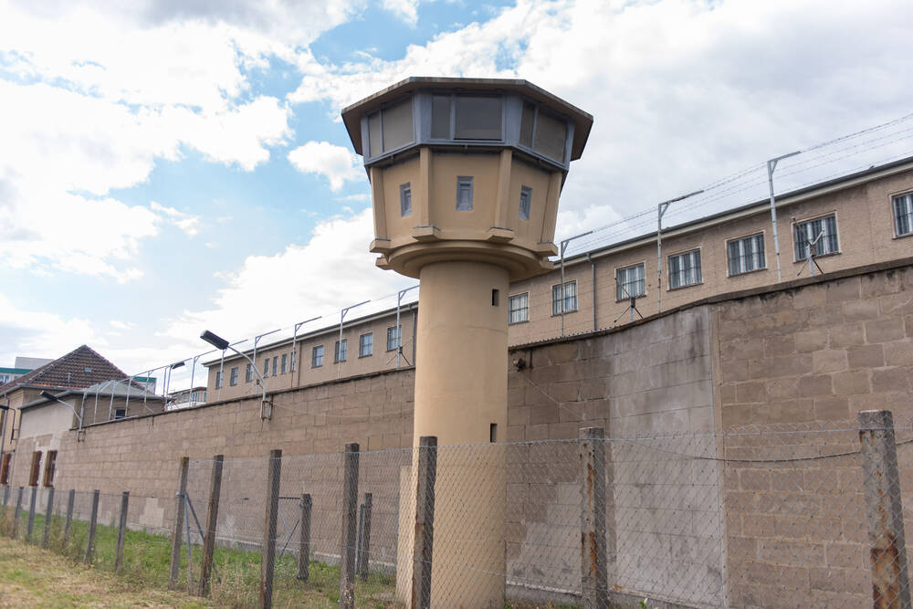 Häftling greift Gefängnismitarbeiterin an und verletzt sie schwer! Beängstigende Sicherheitslücke in JVA!