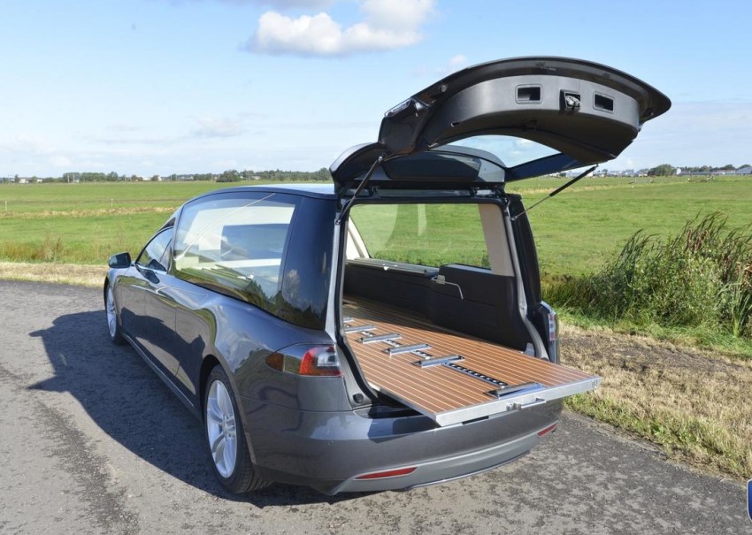 Irre! Bestatter verliert Sarg mit Leiche mitten auf der Kreuzung