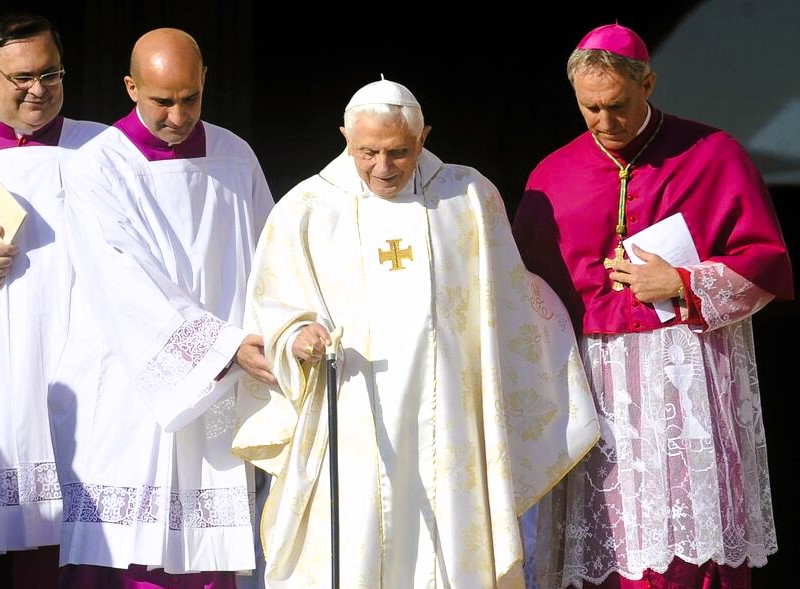 Überfall auf Kirche - Kreuz von Papst Benedikt gestohlen! Polizei bittet um Hilfe nach dreistem Diebstahl