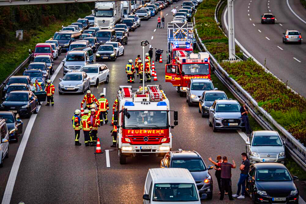 Monster-Unfall auf der Autobahn - 20 Fahrzeuge in Crash verwickelt! Fahrbahn verwandelt sich in ein Trümmerfeld