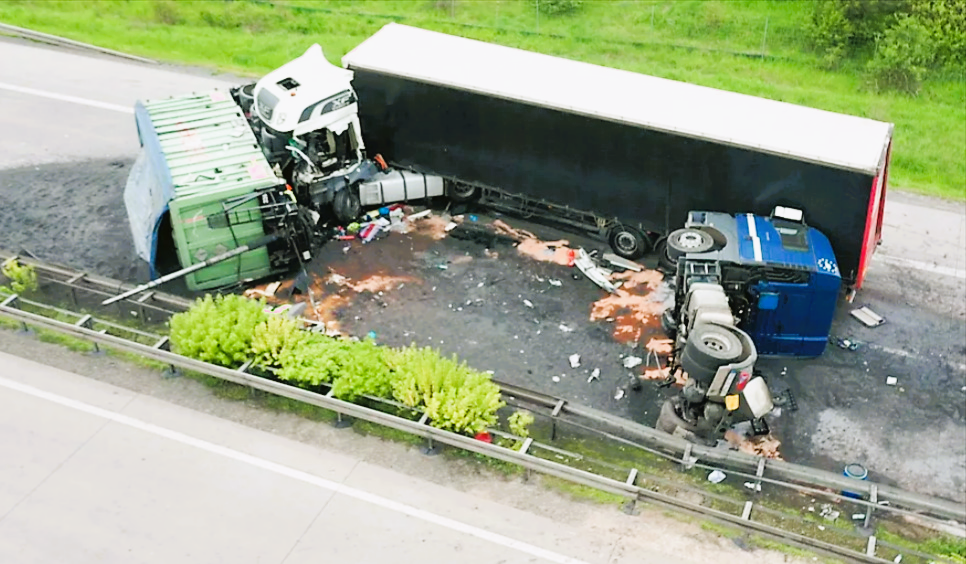 Schwerer Unfall auf der Autobahn! Fahrbahnen müssen während Bergungsarbeiten zeitweise gesperrt werden