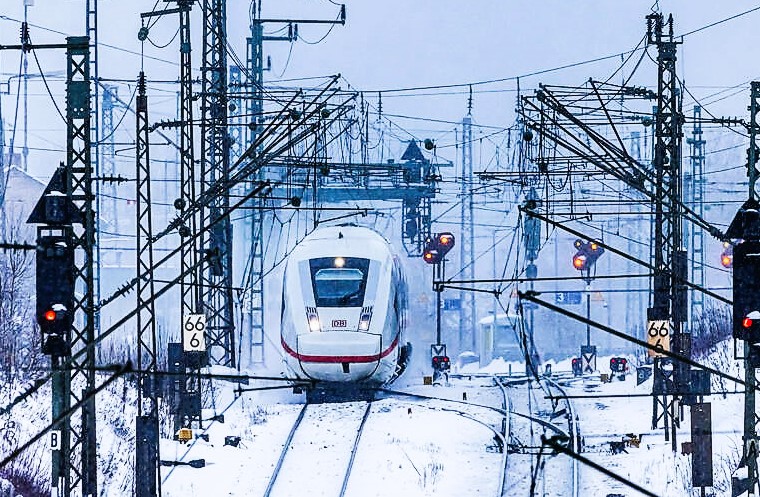 ICE muss Notbremsung durchführen - bei Höchstgeschwindigkeit! Frau durch Sogwirkung schwer verletzt!