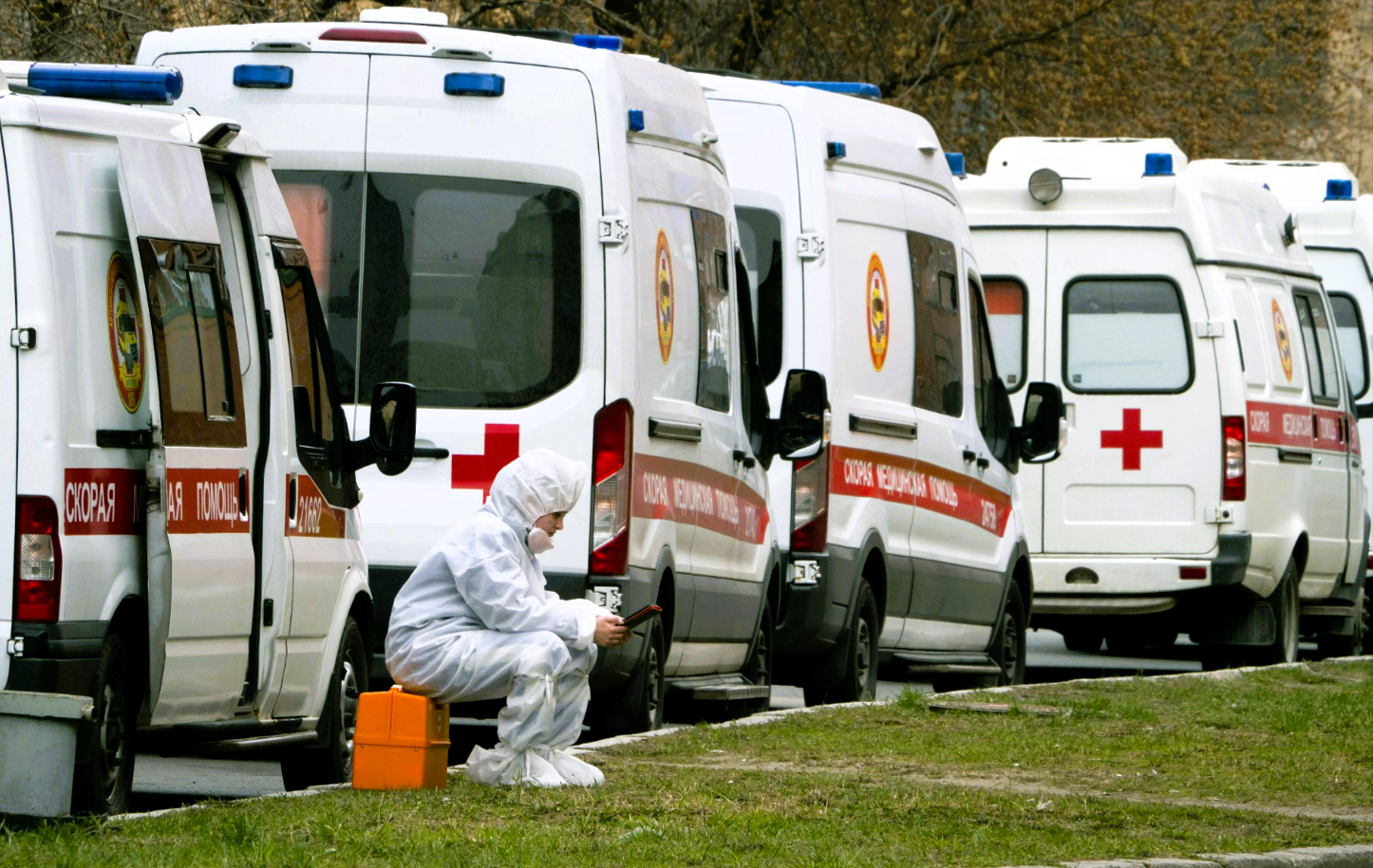 Seuchenausbruch in Moskau - Mysteriöse Krankheitswelle gemeldet - Krankenwagen stehen vor Hospitälern Schlange