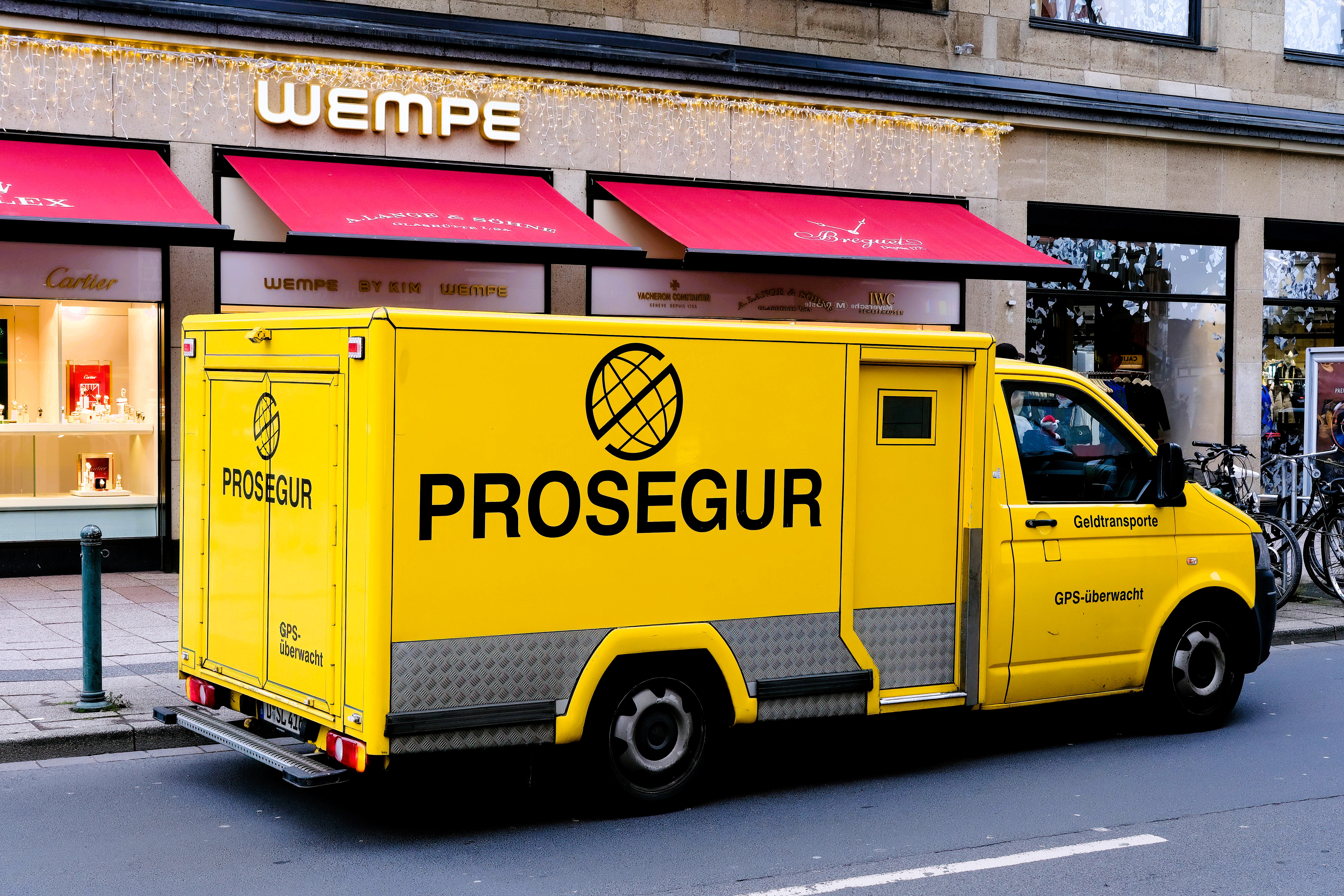 Raubüberfall auf Geldtransporter! Bewaffnete Täter auf der Flucht - Polizei warnt!