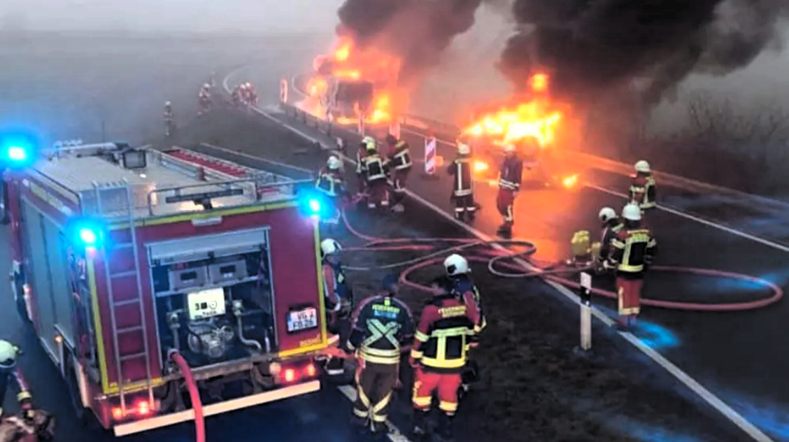 Flammen-Inferno auf der Autobahn - Familien-PKW brennt komplett aus!