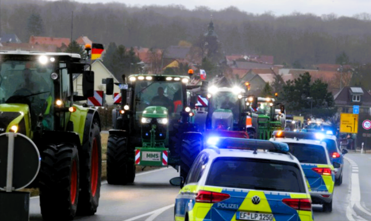 Bauer hielt Erntehelfer wie Sklaven in Ketten! Skandal im Sauerland!