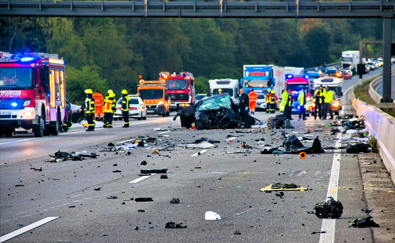 Massenkarambolage fordert 2 Todesopfer und zahlreiche Verletzte - Verkehrschaos auf dieser Autobahn
