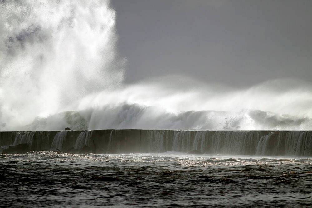 Huge Wave Sweeps Tourists into the Ocean! Spanish Holiday Island Becomes a Nightmare