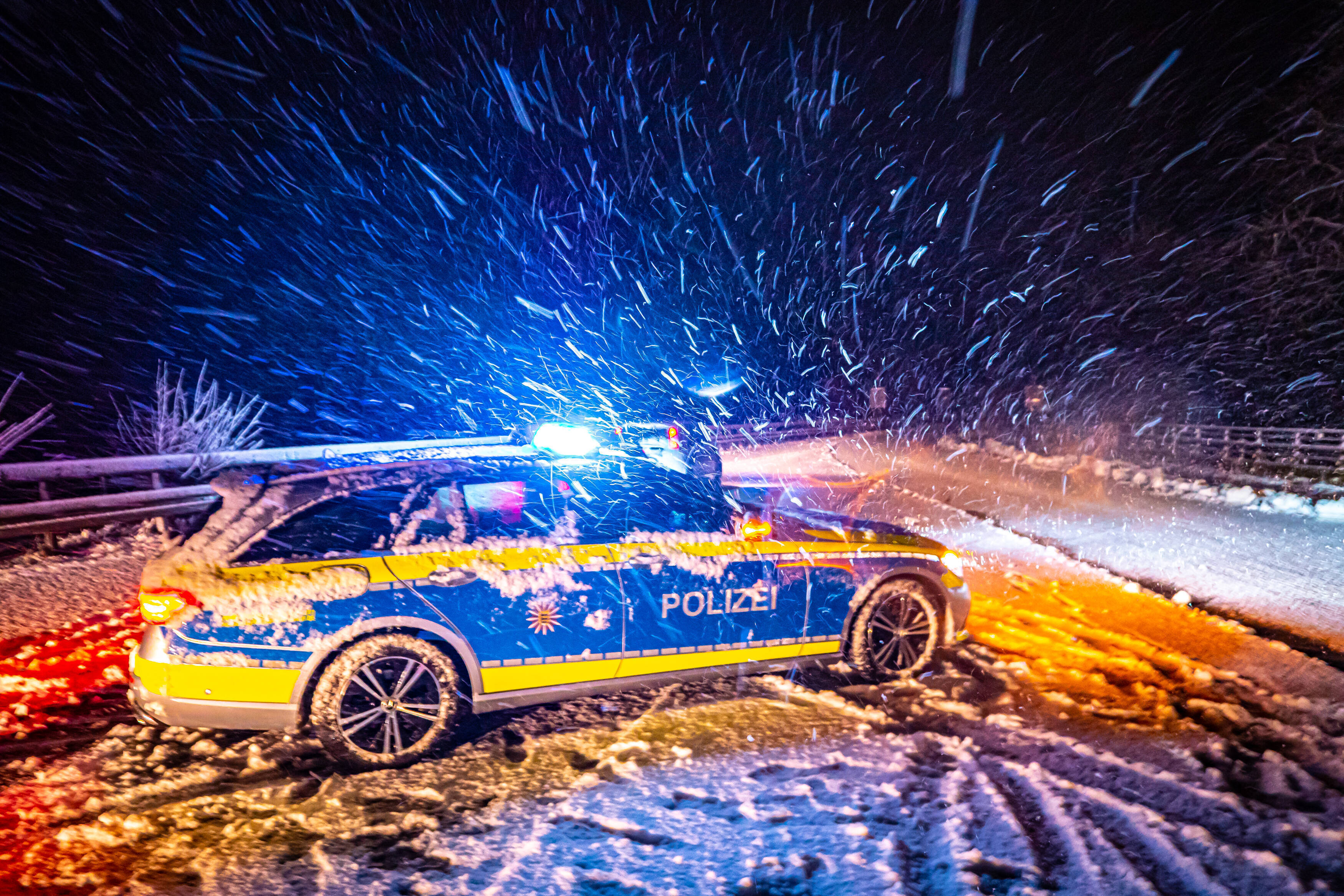 Schwere Glätte-Unfälle❄️! Pkw rutscht unter Lkw - 2 Menschen tot! Erster Schnee sorgt für Tragödie!