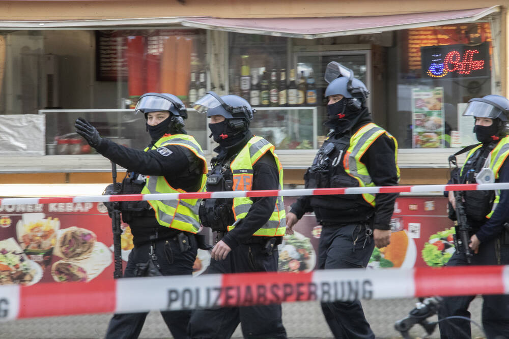Explosion in Hamburger Einkaufszentrum! Geldautomat gesprengt - Täter auf der Flucht!