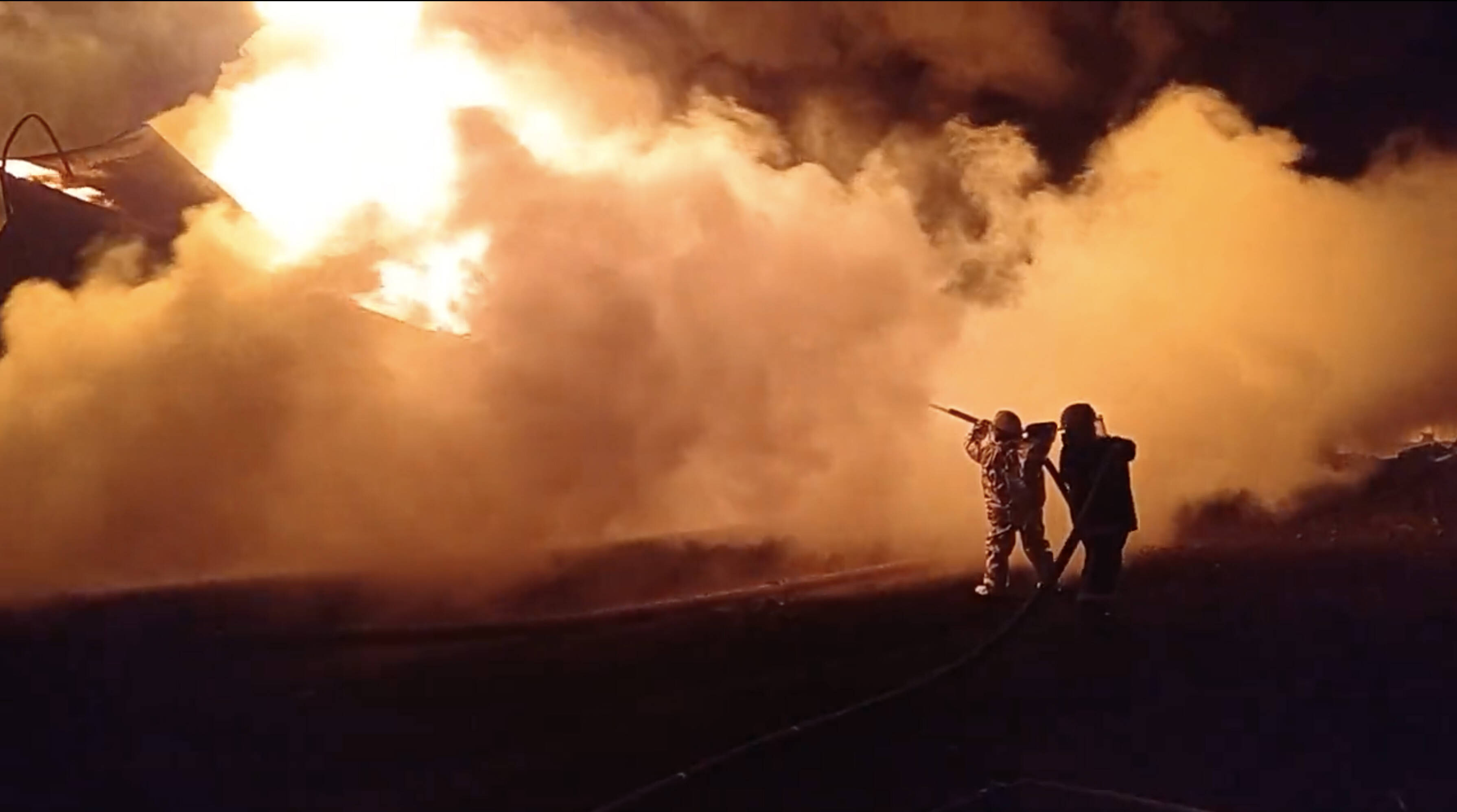 Katwarn-Alarm! Feuerinferno! Riesige Rauchwolke hüllt ganze Stadt ein - Großbrand in Rheinland-Pfalz