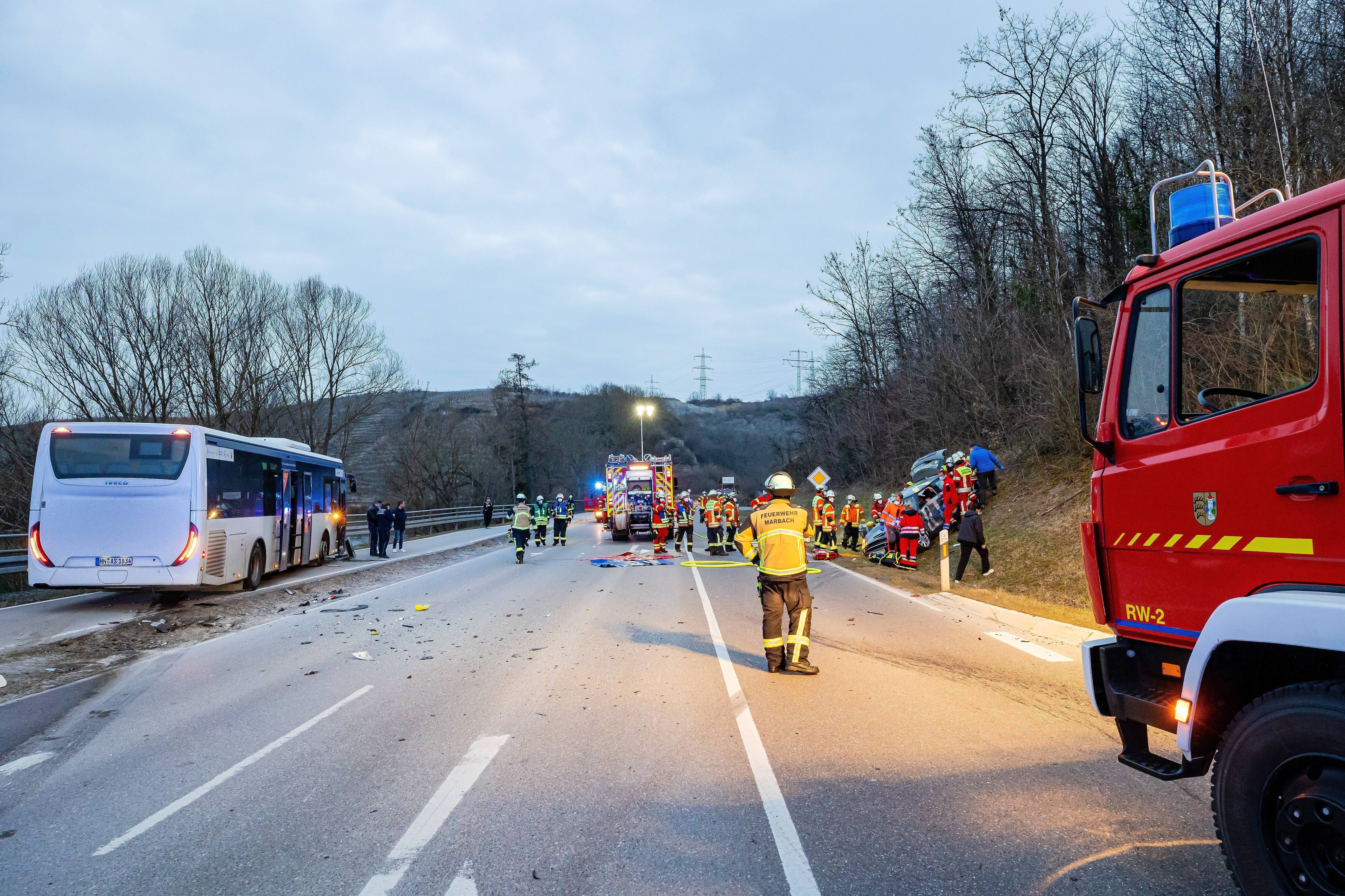 Unfall-Drama! Feuerwehr erfasst Fußgänger - 21-Jähriger schwer verletzt