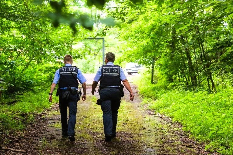 NRW - Grausamer Messer-Mord an der holländischen Grenze - 23-jährige Frau lag blutüberströmt auf einem Feldweg