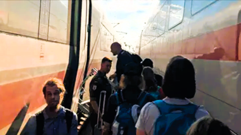 Feuer im ICE? Zug evakuiert - Passagiere müssen nach Brandgeruch auf die Gleise