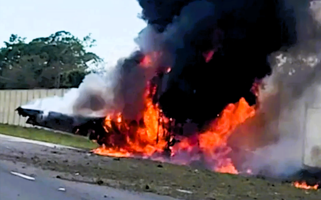 Familie stirbt bei Flugzeugabsturz - Pilot hatte keine Lizenz! Vater springt als einziger mit Fallschirm ab!