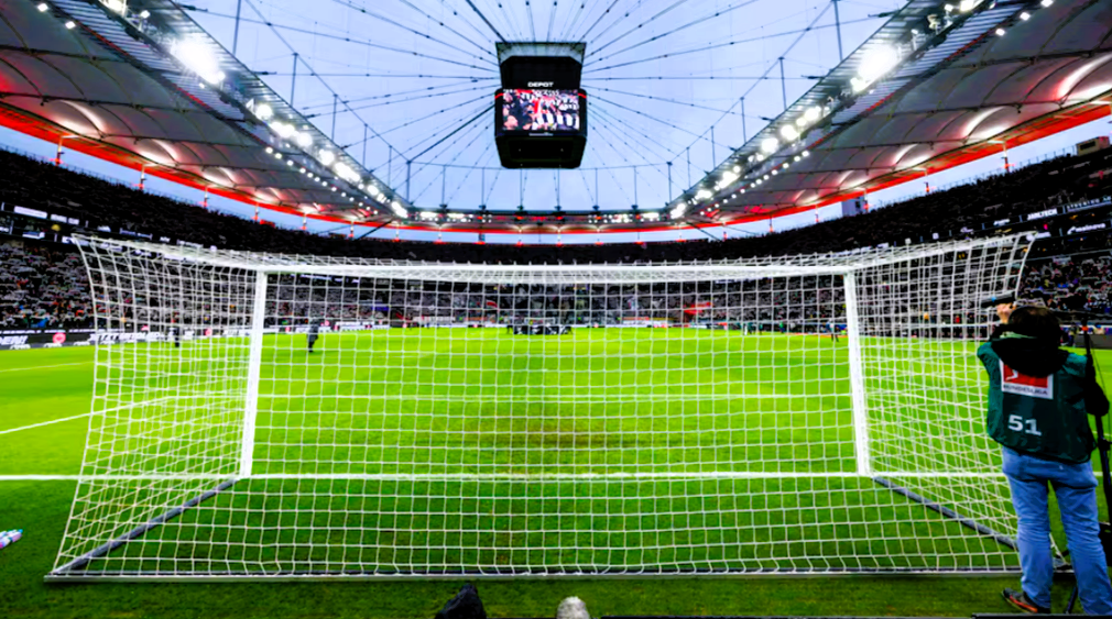 Tragödie in der Bundesliga! Fan stürzt von Tribüne - Rettungskräfte versuchen alles!