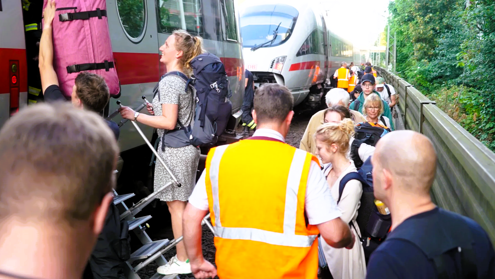 ICE-Unfall! Hunderte Fahrgäste stundenlang in ICE gefangen - im Dunkeln