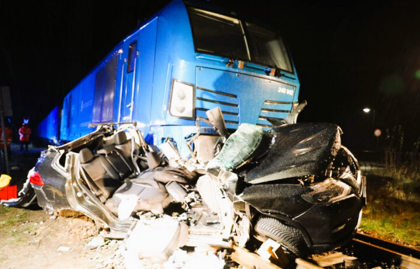 Tödliches Zugunglück in Deutschland! Regionalzug kollidiert mit Krankenwagen - Patient stirbt